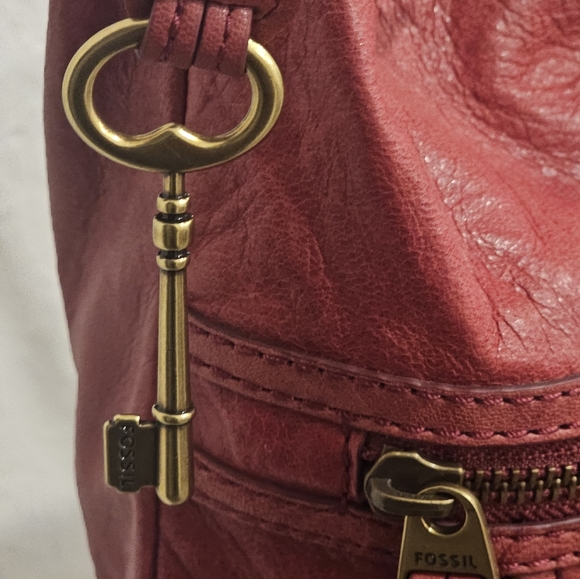Fossil vintage red lamb leather crossbody bag with key - Picture 3 of 6